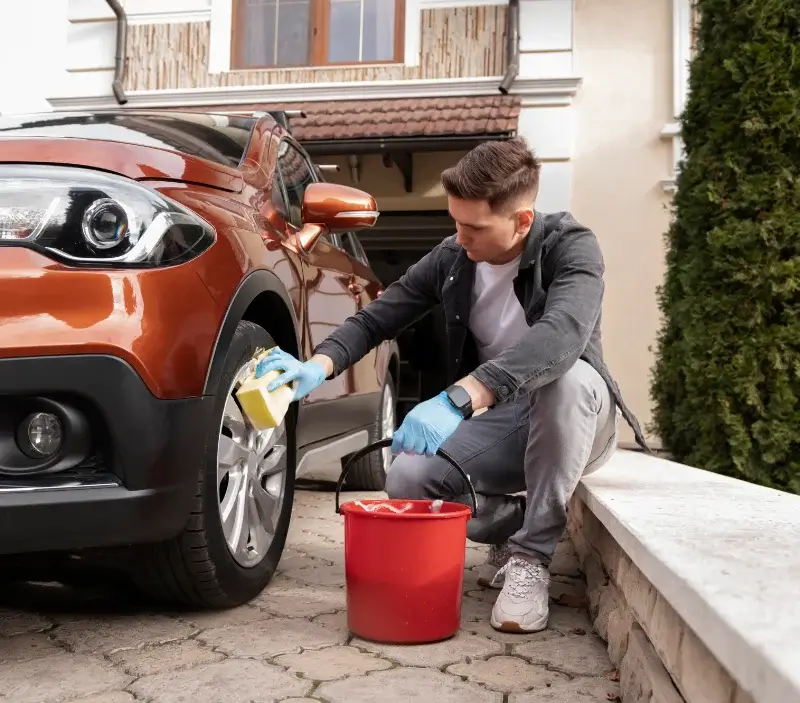 Lavage auto à domicile Le Faouët : professionnel intervenant sur un véhicule